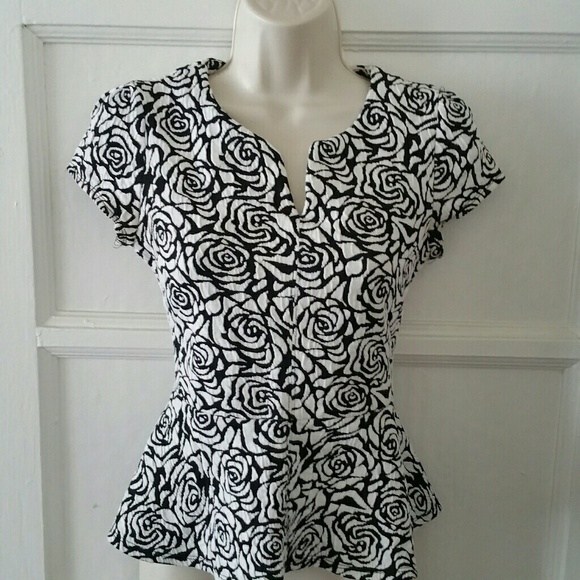 Forever 21 Tops - Black & White Rose Print Top